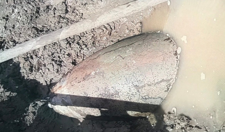 Chủ sà lan phát hiện quả bom nặng khoảng 5 tạ lẫn trong cát sông - Ảnh 1.