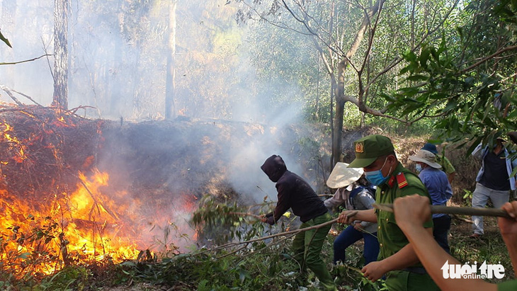 Cháy rừng cạnh doanh trại quân đội, Huế huy động gần 1.000 người chữa cháy - Ảnh 1.