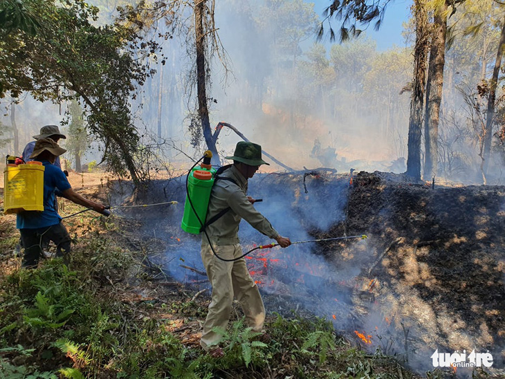 Cháy rừng cạnh doanh trại quân đội, Huế huy động gần 1.000 người chữa cháy - Ảnh 3.