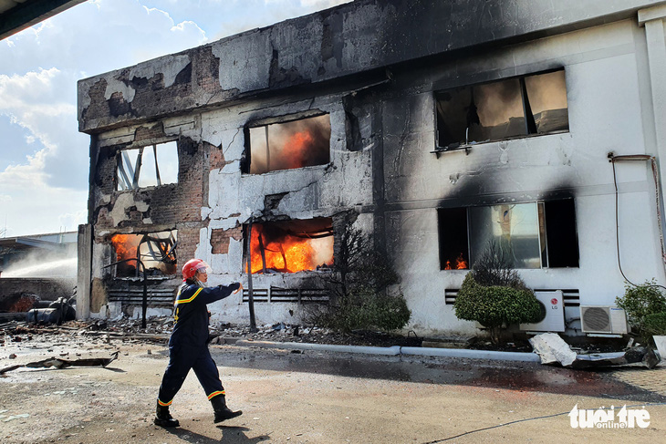 Đồng Nai: Cháy dữ dội tại công ty hóa chất trong Khu công nghiệp Long Bình - Ảnh 6.