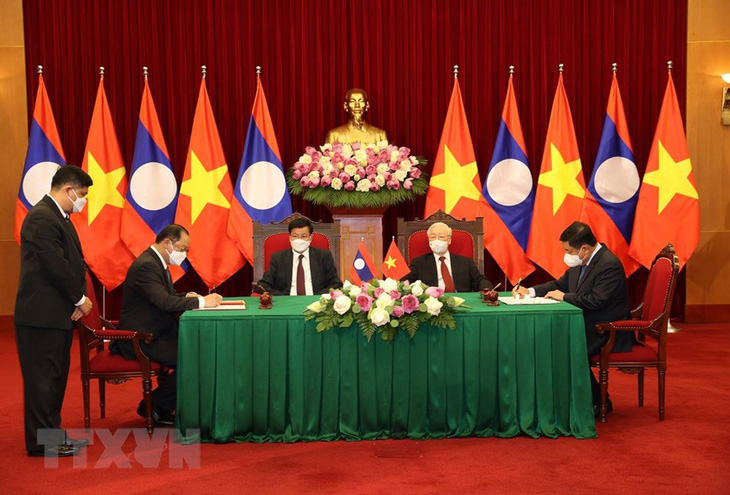 Tổng bí thư hai nước Việt, Lào chứng kiến lễ ký các văn kiện hợp tác - Ảnh 1.