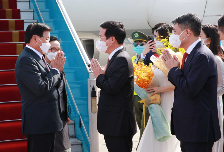 Tổng bí thư, Chủ tịch nước Lào bắt đầu thăm hữu nghị chính thức Việt Nam - Ảnh 2.