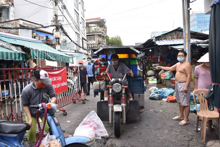 Phong tỏa một phần tại chợ Bà Chiểu do có F0 đến mua hàng - Ảnh 3.