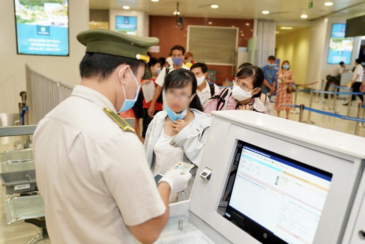 Tăng cường kiểm soát hành khách đi máy bay, tàu hỏa từ TP.HCM đến địa phương khác - Ảnh 1.