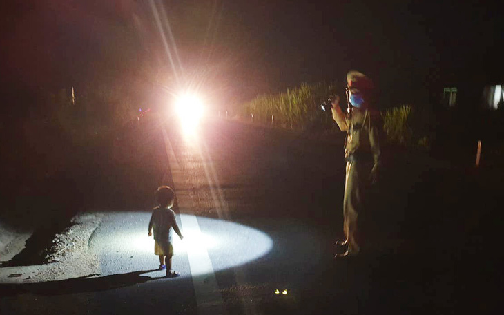 CSGT tìm gia đình bé gái 2 tuổi đi lạc giữa đêm trên quốc lộ