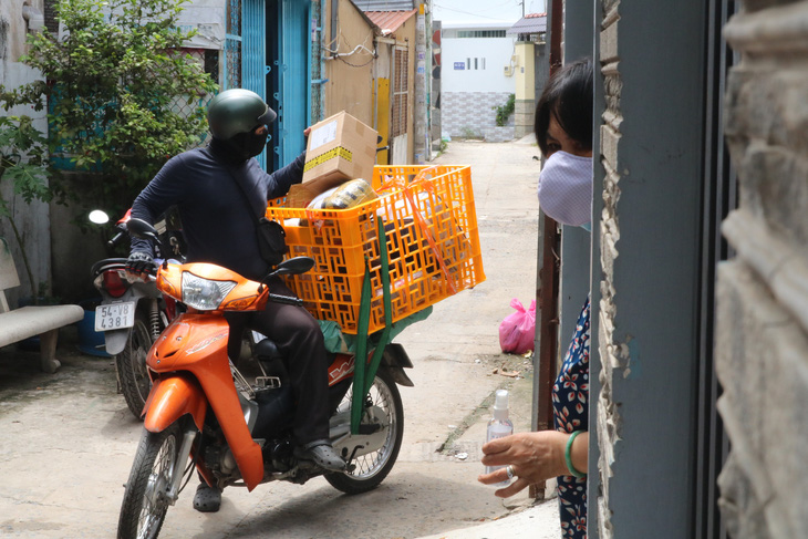 Nghề shipper tất bật trong mùa dịch COVID-19 - Ảnh 3.