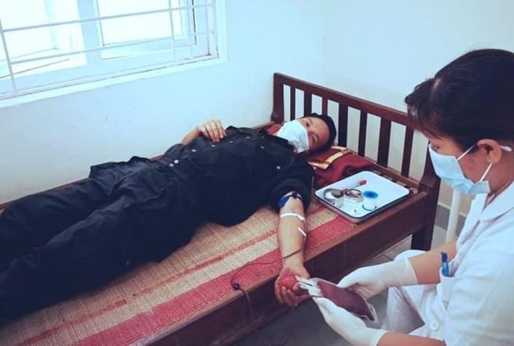 Bộ trưởng Bộ Y tế tặng bằng khen cho 2 cảnh sát hiến máu cứu trẻ giữa tâm dịch - Ảnh 2.