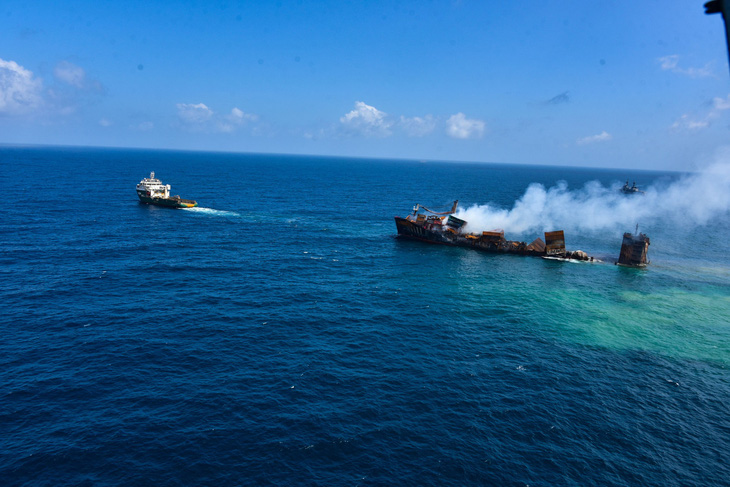 Tàu container cháy 2 tuần liền, đang chìm xuống biển ngoài khơi Sri Lanka - Ảnh 2.