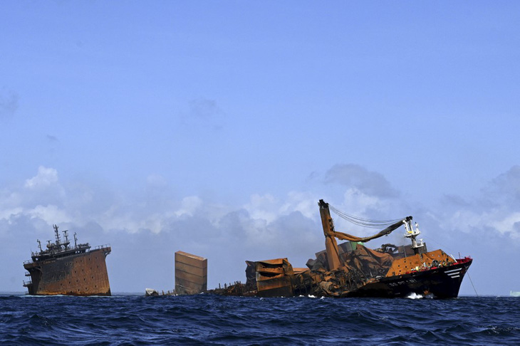 Tàu container cháy 2 tuần liền, đang chìm xuống biển ngoài khơi Sri Lanka - Ảnh 1.