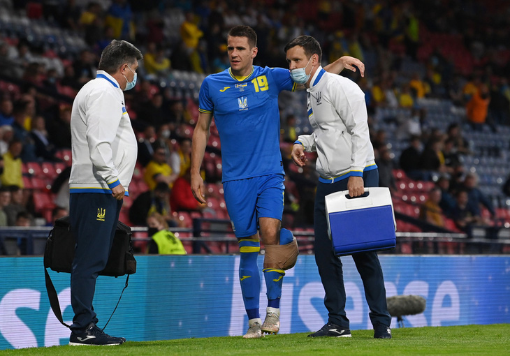 Pha vào bóng ‘rợn người’ của trung vệ Thụy Điển khiến cầu thủ Ukraine chấn thương nặng - Ảnh 3.