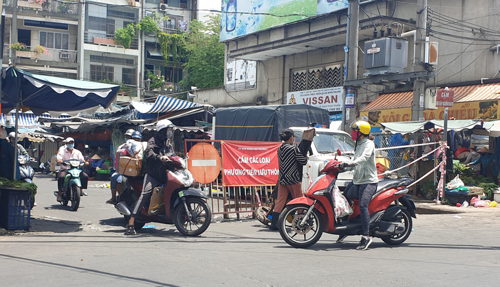 70 chợ truyền thống ở TP.HCM ngưng hoạt động, sẽ cho ngưng tiếp nếu thiếu an toàn - Ảnh 1.