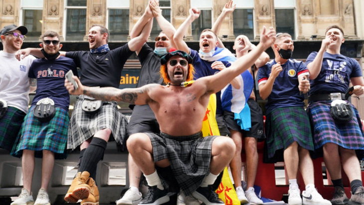 Dân đi xem Euro 2020, Scotland tăng gần 2.000 ca COVID-19 - Ảnh 1.