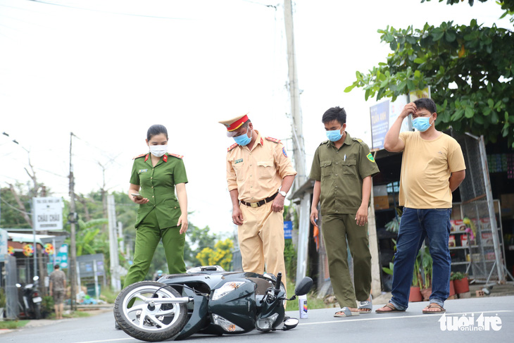 Nam thanh niên lăn cục bêtông ra đường khiến cô gái đi xe máy ngã chấn thương sọ não - Ảnh 1.