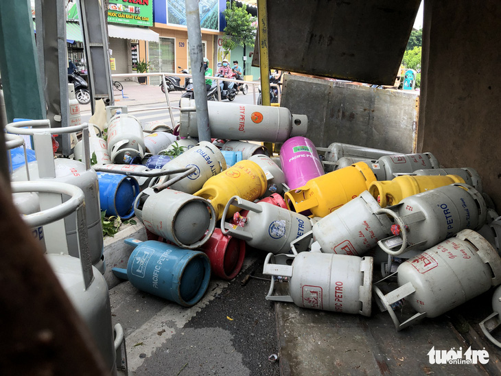 Lật xe chở gas, hàng chục bình gas văng xuống đường Phạm Văn Đồng - Ảnh 4.