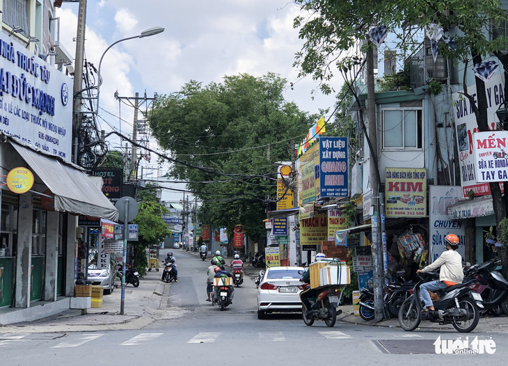 Nhiều người đi đường hẻm ‘né’ chốt kiểm soát cửa ngõ quận Gò Vấp - Ảnh 2.