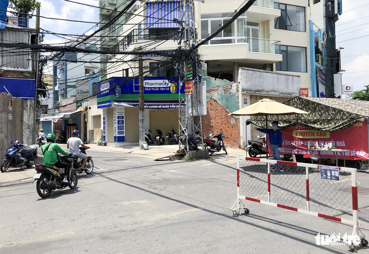 Nhiều người đi đường hẻm ‘né’ chốt kiểm soát cửa ngõ quận Gò Vấp - Ảnh 3.