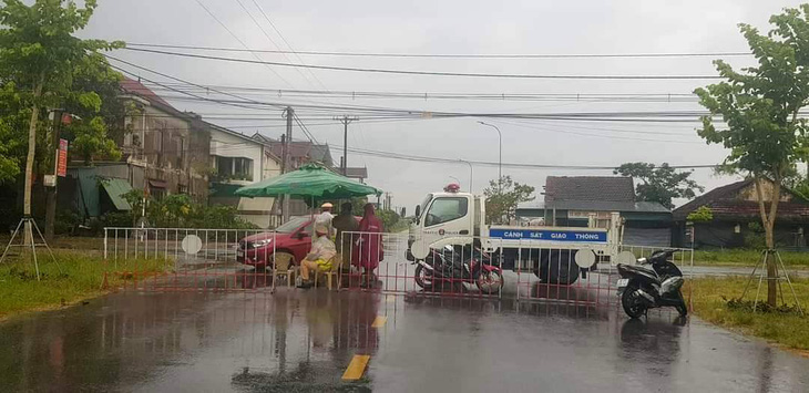 Lực lượng chức năng lập chốt tại trục đường ở phường Nguyễn Du, TP Hà Tĩnh để kiểm soát ngoài ra vào - Ảnh: LÊ MINH