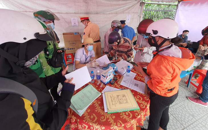 Người khai báo y tế ở chốt cầu Đồng Nai xong được gửi về địa phương liên hệ cách ly