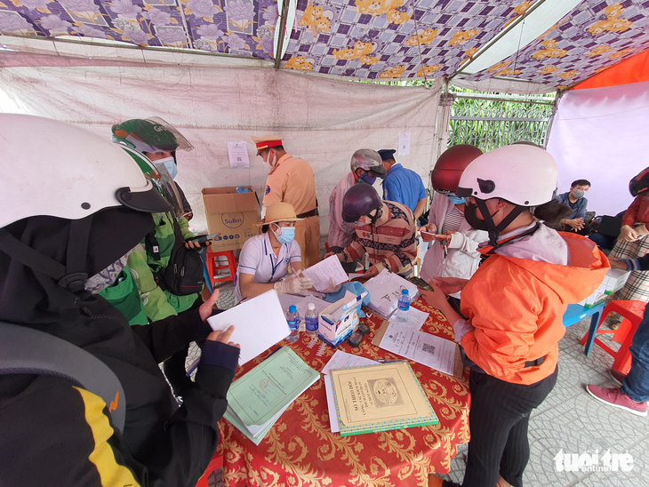 Người khai báo y tế ở chốt cầu Đồng Nai xong được gửi về địa phương liên hệ cách ly - Ảnh 4.