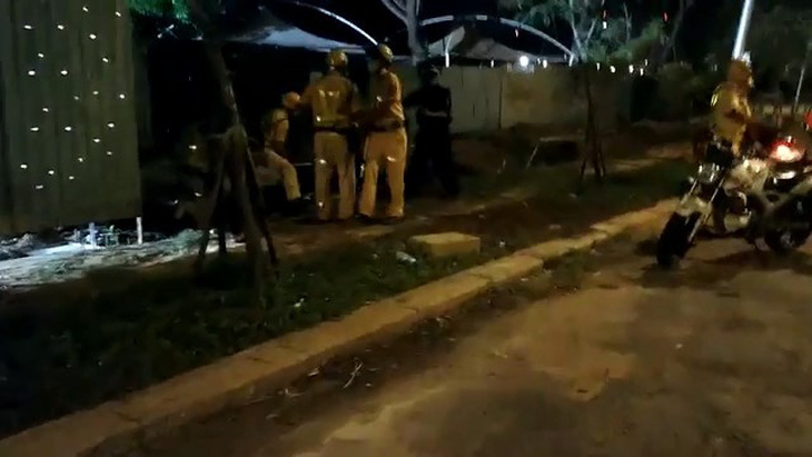 Bị CSGT vây bắt, nhóm quái xế vứt xe nhảy kênh - Ảnh 4.