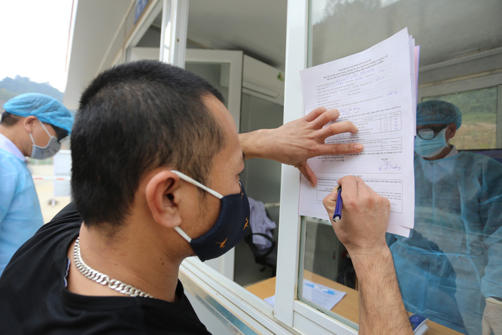 Đề xuất cấp hộ chiếu vắc xin cho lái xe chở hàng qua biên giới Việt - Trung - Ảnh 1.