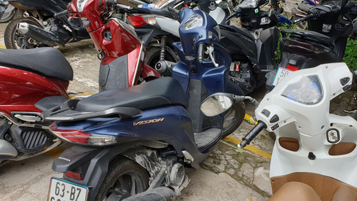 Bắt 2 kẻ chích điện cô gái rồi cướp xe máy ở Bình Tân - Ảnh 1.