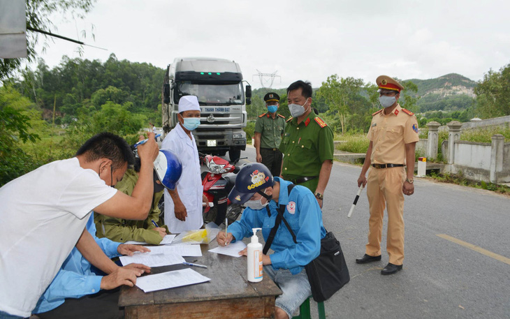 Xét nghiệm tất cả hộ dân TP Hà Tĩnh, Nghệ An lập 5 chốt kiểm dịch - Ảnh 1.