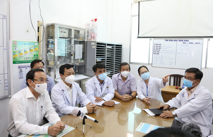 Bí thư Nguyễn Văn Nên thăm hỏi việc điều trị chiến sĩ công an mắc COVID-19 - Ảnh 1.