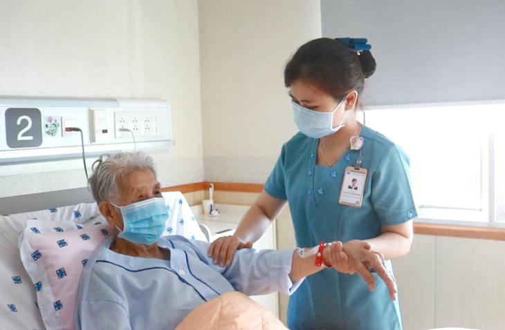 Bệnh viện ĐH Y Dược TPHCM triển khai dịch vụ thay người thân chăm sóc - Ảnh 1.