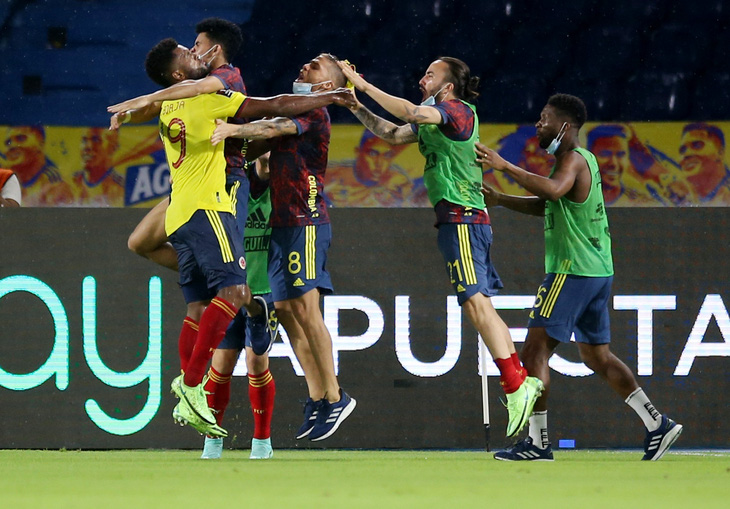 Argentina đánh rơi chiến thắng ở phút 90+4 sau khi dẫn 2-0 - Ảnh 2.