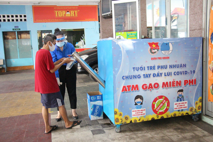 Quận Phú Nhuận khởi động ATM gạo - một miếng khi đói bằng một gói khi no - Ảnh 1.