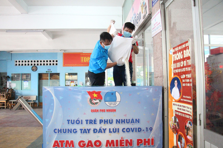 Quận Phú Nhuận khởi động ATM gạo - một miếng khi đói bằng một gói khi no - Ảnh 4.