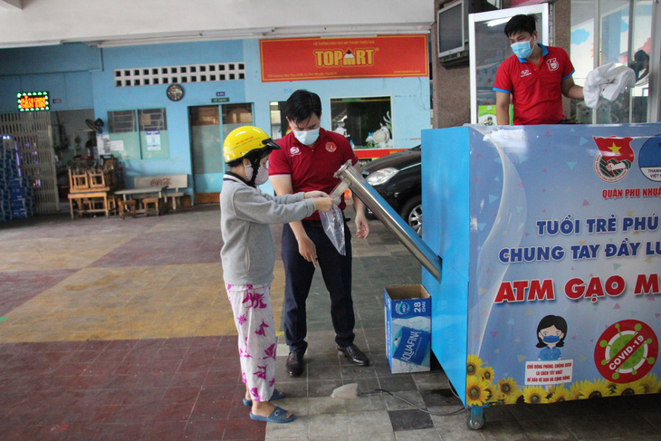 Quận Phú Nhuận khởi động ATM gạo - một miếng khi đói bằng một gói khi no - Ảnh 3.