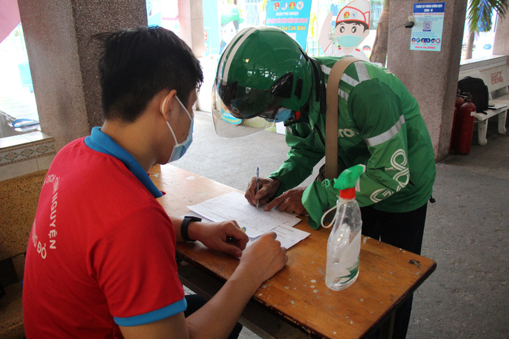 Quận Phú Nhuận khởi động ATM gạo - một miếng khi đói bằng một gói khi no - Ảnh 2.
