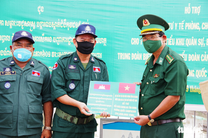 Biên phòng An Giang hỗ trợ Campuchia gần 2 tỉ đồng chống dịch COVID-19 - Ảnh 1.