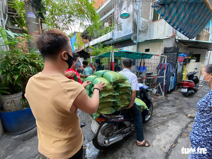 Chàng trai ngày ngày làm cơm gửi vào khu phong tỏa Mả Lạng - Ảnh 4.