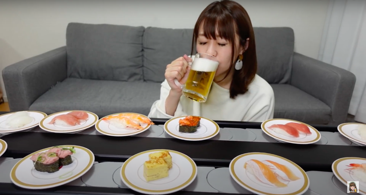 Người Nhật thuê luôn băng chuyền về nhà để ăn như ở nhà hàng - Ảnh 1.