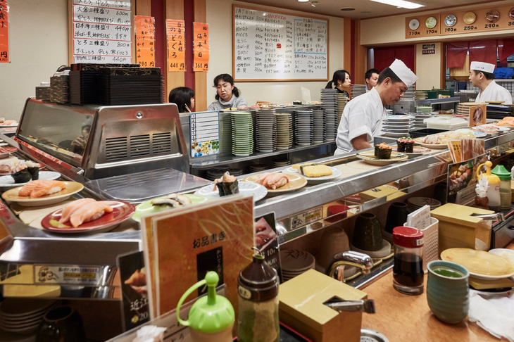 Người Nhật thuê luôn băng chuyền về nhà để ăn như ở nhà hàng - Ảnh 2.