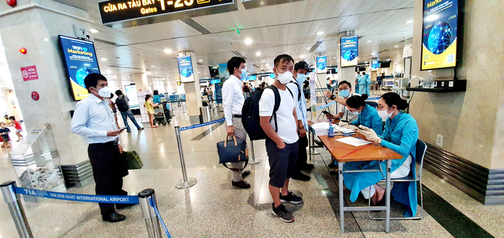 Sân bay Tân Sơn Nhất đã có test nhanh COVID-19, giá 540.000 đồng/người - Ảnh 1.
