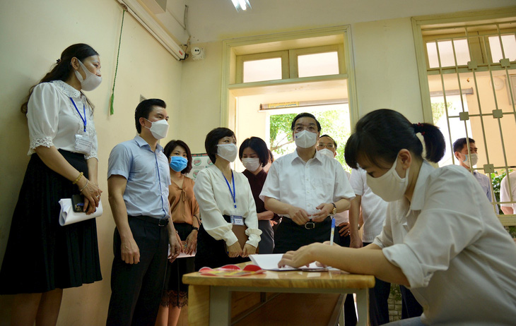 Chủ tịch Hà Nội kiểm tra công tác phòng dịch COVID-19 cho kỳ thi tốt nghiệp THPT - Ảnh 1.