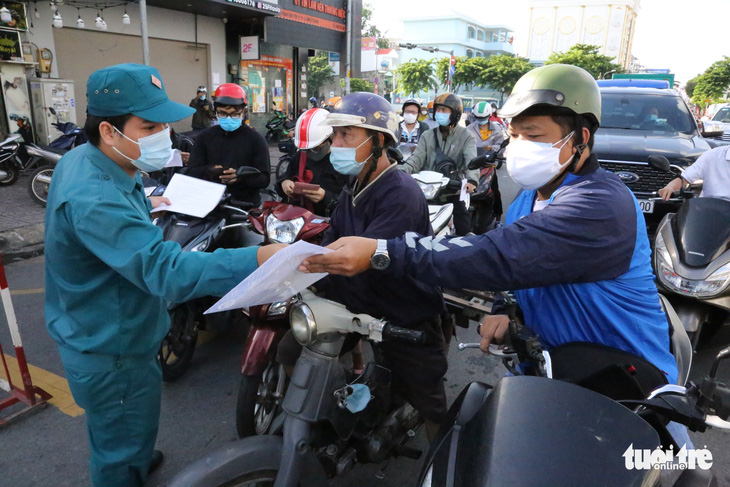 Ngày thứ hai TP.HCM giãn cách, chốt liên quận kiểm soát chặt ra vào - Ảnh 3.