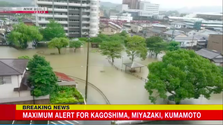 Nhật Bản sơ tán khẩn hơn 120.000 dân vì nguy cơ lũ lụt và sạt lở - Ảnh 1.