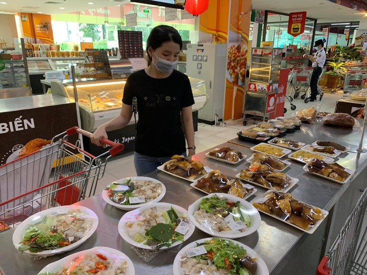 TP.HCM yêu cầu siêu thị, cửa hàng tiện lợi tăng hàng chế biến sẵn sau khi cấm bán thức ăn mang về - Ảnh 1.