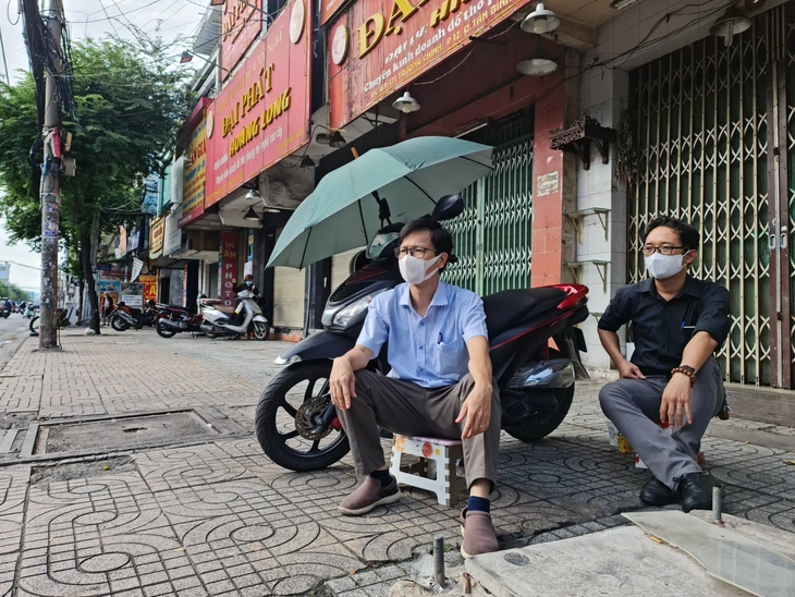 Đội nắng mưa hỗ trợ trò đi thi - Ảnh 1.