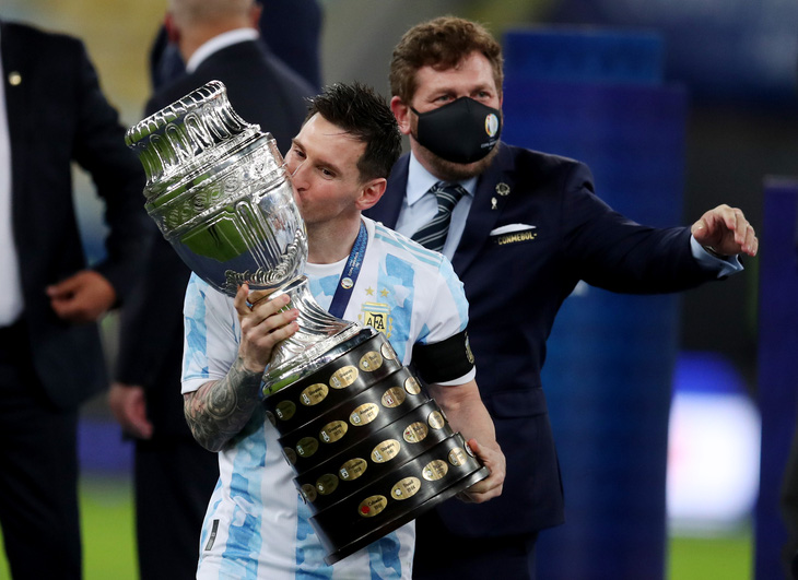 Người hâm mộ khắp thế giới bật khóc khi Messi nâng cúp vô địch Copa America - Ảnh 1.