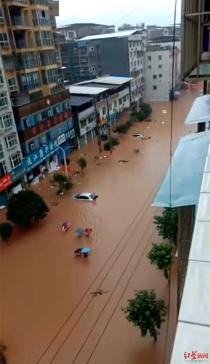 Mưa lớn gây ngập lụt ở Trung Quốc, tàu thuyền bị cuốn đi - Ảnh 3.