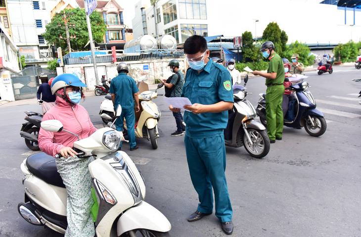 HỎI - ĐÁP về dịch COVID-19: Từ quận này sang quận khác ở TP.HCM có cần giấy xét nghiệm âm tính? - Ảnh 1.