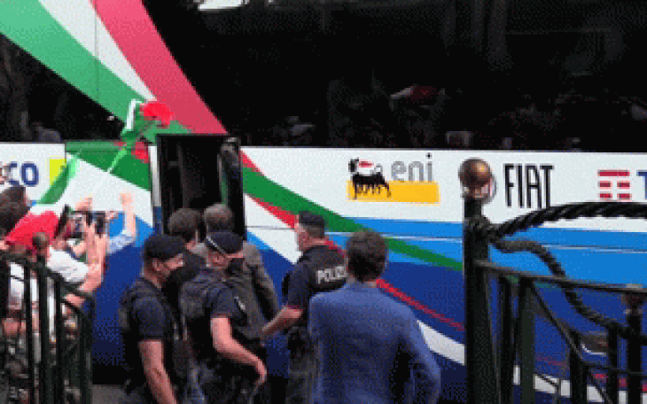 Video: Tuyển Ý về đến Rome, Chiellini đội vương miện nâng cúp như... 