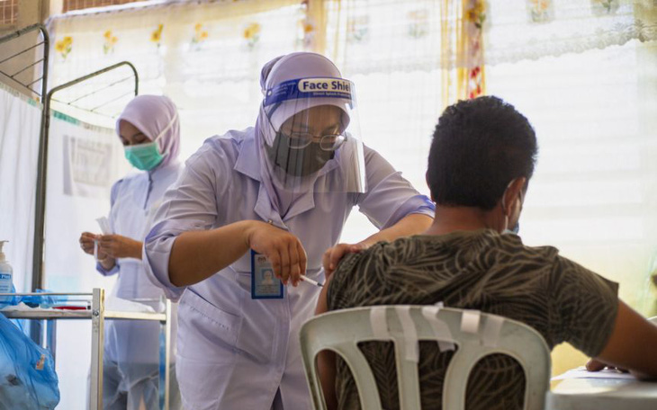 Dịch ở Malaysia sắp ổn định, các nước châu Á đẩy mạnh tiêm vắc xin