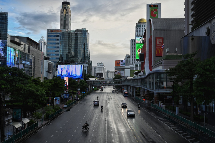 Thái Lan lại giới nghiêm ban đêm vùng Đại Bangkok - Ảnh 1.